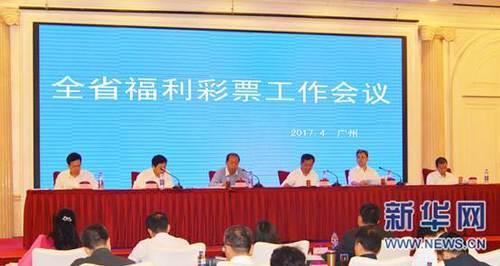 手游走在腿的最里面